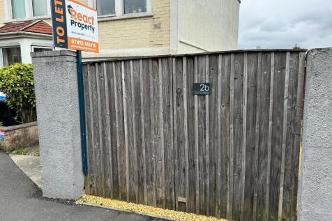 Yard / Entrance gates