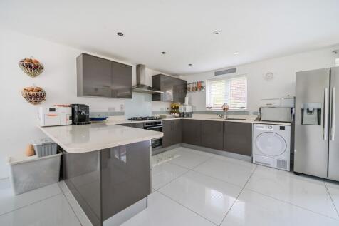 Greensleeves Drive, Aylesbury, Buckinghamshire photo 4