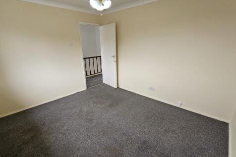 Wells Gardens, Rainham, Havering photo 4