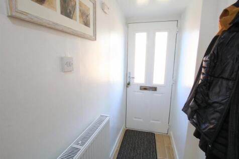L SHAPED ENTRANCE HALL