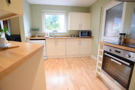 27/28 - Woodhall Drive - Student House photo 4