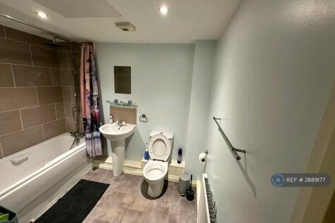 En-Suite [Jack &amp; Jill's] Room 2 (Available)