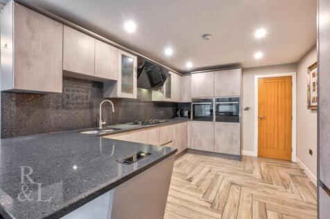 30 Carsington Crescent (17).jpg