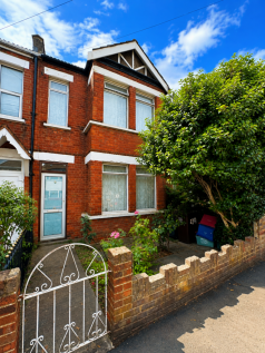 3 bed terraced to rent Cromwell Road, Hounslow TW
