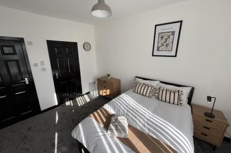 Room (b)