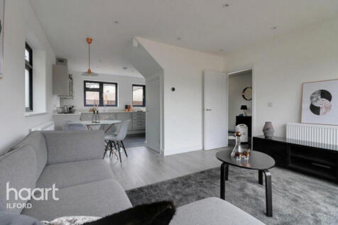 3-bed terraced on Dunspring Lane, ILFORD, £2,200/mo