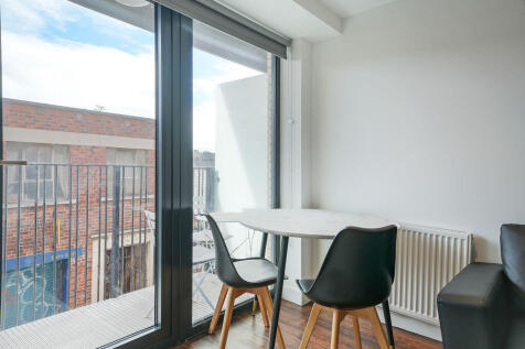 Studio: Dining area