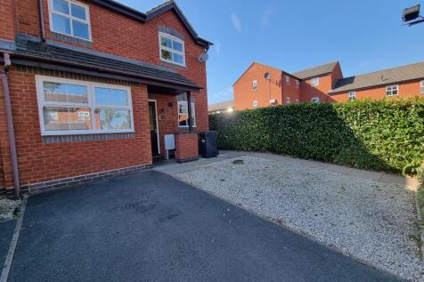 4-bed terraced on 9 Conifer Grove, Leamington Spa, £2,200/mo