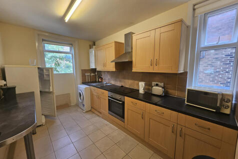 STUDENT PROPERTY with three bedrooms on Albert Ro