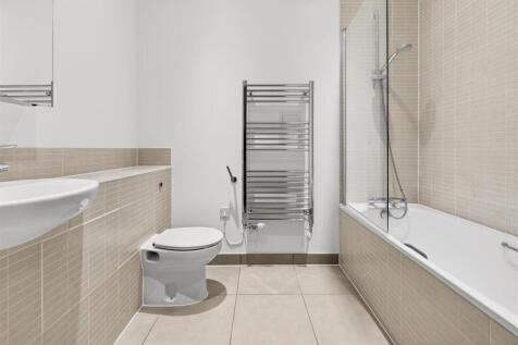 To Let  3 Bedroom Flat Balcony CR0  www.islingtonp