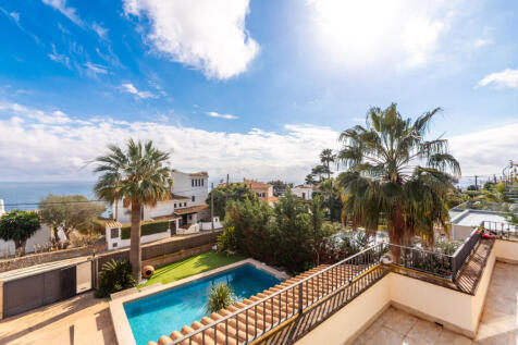 Villa with pool and sea views in Cala Pi