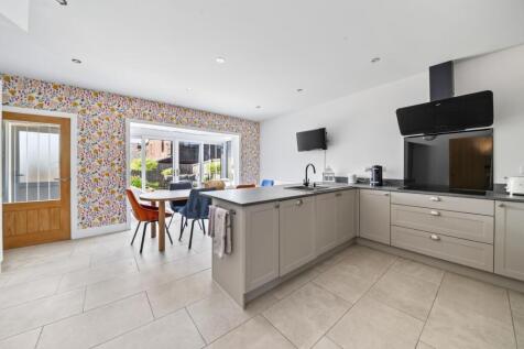 OPEN-PLAN DINING KITCHEN