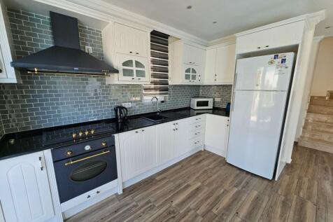 Fully Fitted Kitchen