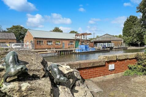 Delightful Riverside Setting 689