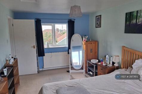 Large King Size Bedroom, Bright With Two Windows