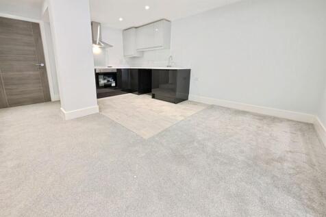 Modern ground floor 1-bed flat in central Southampton with open plan living, integrated kitchen, bike storage, half price first month, no deposit option, and furnished option available.