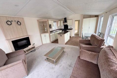 Lounge to Kitchen...