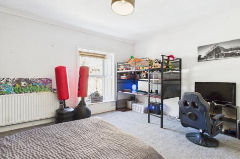 CAM04201G0-PR0061-STILL024