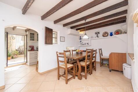 Charming Townhouse in Central Pollensa with Spacious Terraces
