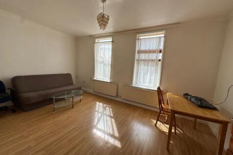 Large 1 Bedroom 1st Floor Flat