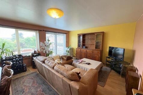 FAMILY ROOM/DINING ROOM