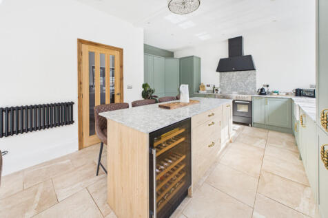 Kitchen / Dining Area