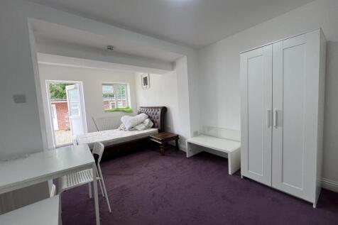 Bright, well-presented double bedroom with a co...