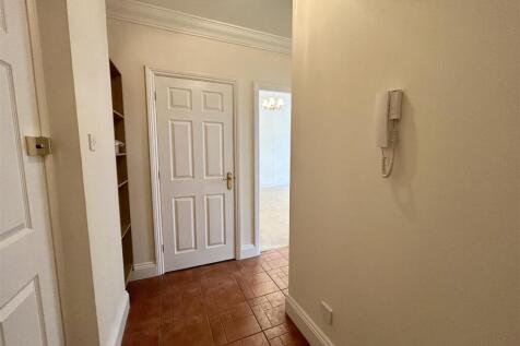 Entrance hall.jpeg