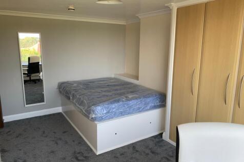 A well-maintained double bedroom featuring a cl...