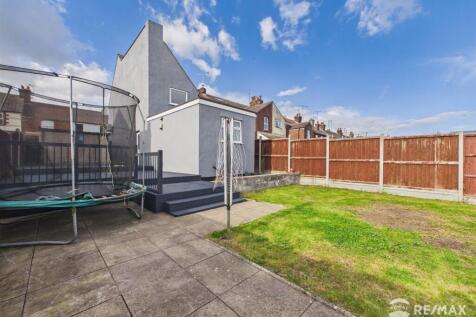 CAM02842G0-PR0348-STILL019.jpg