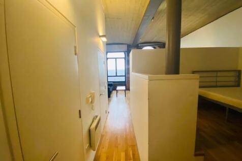 ENTRANCE/VESTIBULE