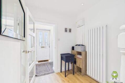 EweMove Estate Agents Basingstoke - Poplar Close -