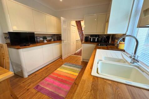 Kitchen f (edit).jpg