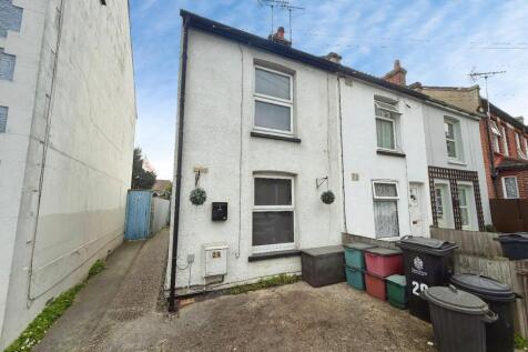 2-bed terraced on Coppins Road, Clacton-On-Sea, CO15, £1,100/mo