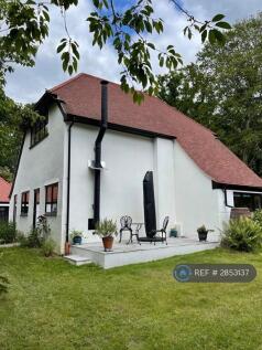 Barn &amp; Outdoor Seating Area -Parasol Not Included.