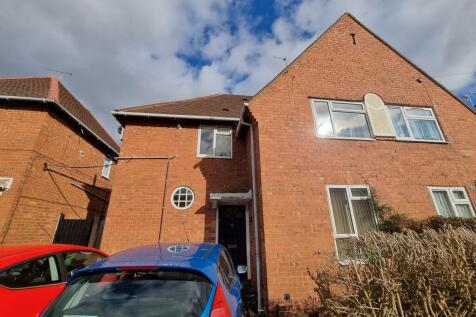 4-bed semi-detached on 25 Maple Road, Leamington Spa, £1,840/mo