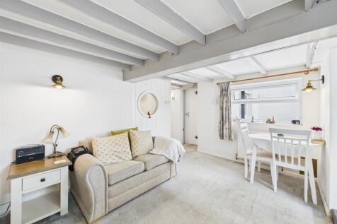 Dining/sitting room: