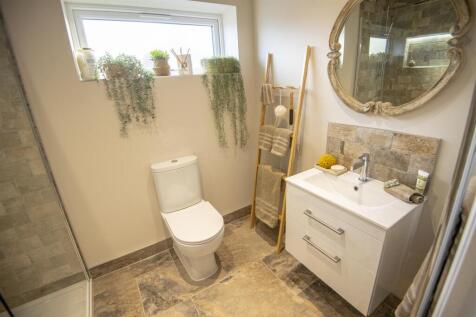 8 - The Evergreen Ensuite 1.jpg