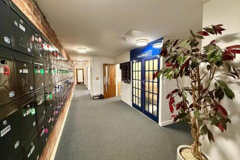 Parcel room and post