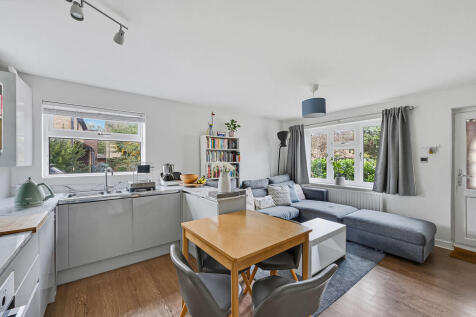 Morland Close, CR4: 2 bed 1 rec 1 bath furn photo 3