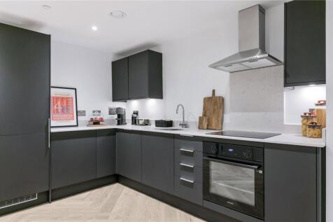 2 bed flat to rent Purley Way, London CR0