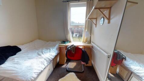 5-bed terraced on Ebor Place, Hyde Park, Leeds, £2,210/mo