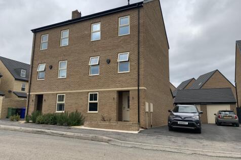 4-bed semi-detached on Comley Crescent, Chesterfield, S41, £1,400/mo