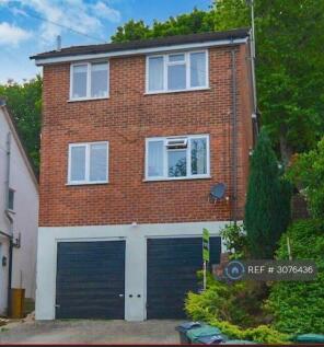 2-bed flat on Garlands Road, Redhill, RH1, £1,550/mo