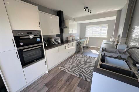 Kitchen a.jpg