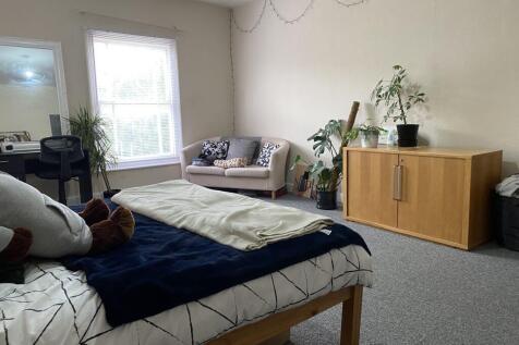 Spacious 5 Bed Flat // Sept 2027 photo 3