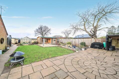 REAR GARDEN.jpg