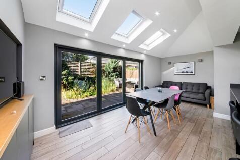 OPEN-PLAN DINING KITCHEN AND FAMILY ROOM cont