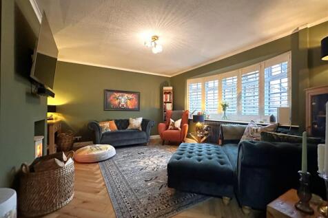 Generous Bow-Fronted Lounge 452