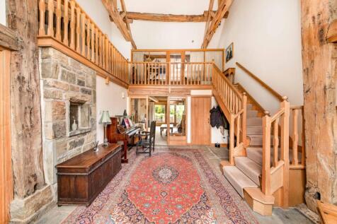 ENTRANCE / DINING HALL